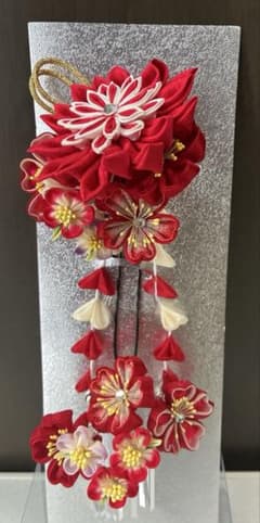 つまみ細工　赤白花飾り 成人式等のサムネイル
