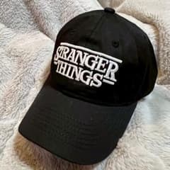 로고 캡 블랙 Stranger Things 화이트 로고 캡
