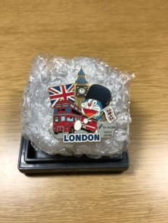 値下げ中！！ドラえもん ピンバッジ 非売品 ロンドンのサムネイル