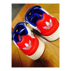 adidasスニーカーのサムネイル