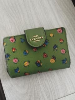 COACH 二つ折り財布 グリーン 花柄 - メルカリ