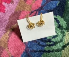 Flower motif earrings, gold color