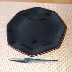 黒い皿のサムネイル