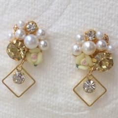 ハンドメイド  ビジューピアス  ゆらゆらイエローのサムネイル