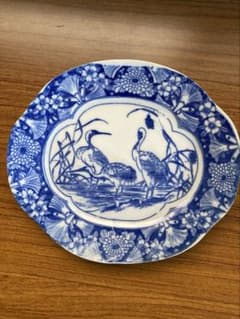 お値下げ❣️ヴィンテージ　大皿　青　　　白い鶴と花の陶器皿 青い花と鶴のデザイン皿 約21cm - メルカリ