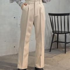 ベージュ ストレートパンツのサムネイル