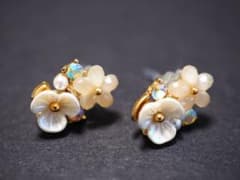 フラワーピアス 小ぶり ビジュー 樹脂ポスト 金属アレルギー対応 上品 可愛いのサムネイル