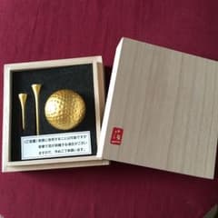 金箔ゴルフボールとティー2本のサムネイル
