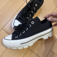新品・タグ付　converse CHUNK 23.5cmのサムネイル