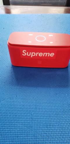Supremeブルートゥーススピーカーのサムネイル