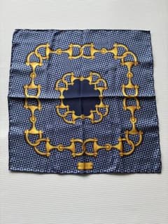 GUCCI スカーフ　ネイビー シルク100% 箱付のサムネイル