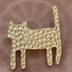 ブローチ ネコ 猫 ねこ マットゴールド エンボス加工 北欧 クリスマス