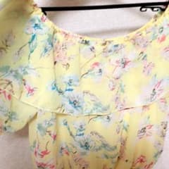 オフショルダー 黄色 フリル 花柄 スイート系❤︎のサムネイル