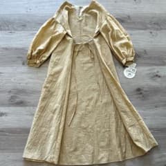 新品タグ付きkaene ボリュームスリーブ　オーガンジーワンピースライトイエローのサムネイル