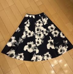 フレアスカート ネイビーとホワイト花柄のサムネイル
