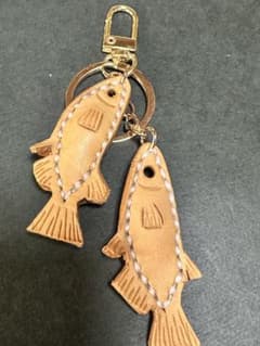 本革　メダカ　キーホルダー　ヌメ革　レザー　雄雌　ハンドメイド　ゴールドのサムネイル