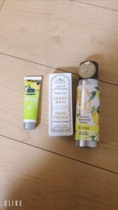 ハンドクリームとUVスプレーのサムネイル
