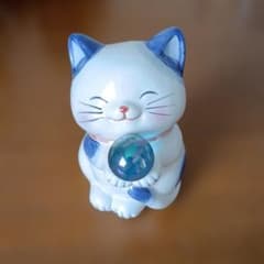 猫の陶器製貯金箱 置物のサムネイル
