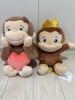 おさるのジョージ85th LLぬいぐるみビックハート＆Lぬいぐるみ王冠２点セット