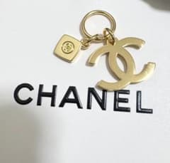 CHANEL シャネル ノベルティ ロゴチャームのサムネイル