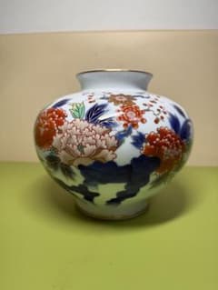 青い花とオレンジの花の陶器の花瓶のサムネイル