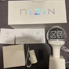 か*う様 NiziU OFFICIAL LIGHT STICK ペンライトとカーのサムネイル