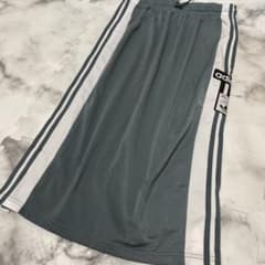 adidas スカート　膝下グレー　Lサイズ　未使用品のサムネイル