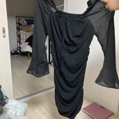 黒のオフショルダータイトワンピースのサムネイル