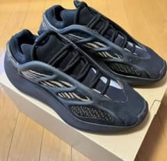 adidas YEEZY 700 V3のサムネイル