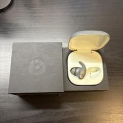 Beats ワイヤレスイヤホン グレー 充電ケース付きのサムネイル