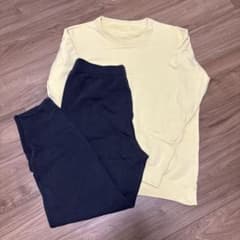 UNIQLOイエロー長袖トップスとネイビーパンツセットのサムネイル