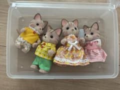 シルバニアファミリー 人形 ＋小物 まとめ売り ネコファミリー ドレス 赤ちゃんのサムネイル