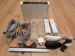 wii 本体　リモコン、ヌンチャク2個のサムネイル