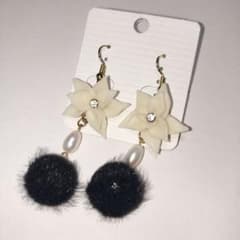 白い花と黒いファーのボールピアスのサムネイル