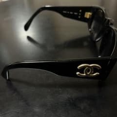 CHANEL ブラック サングラス ロゴ付きのサムネイル