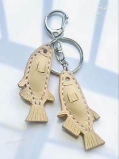 本革　メダカ　キーホルダー　ヌメ革　レザー　雄雌　ハンドメイド　シルバーのサムネイル