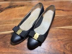 Salvatore Ferragamo ブラックレザーパンプス 23.5cmのサムネイル
