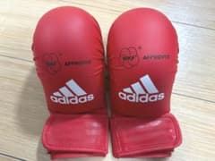 拳サポーター　adidas WKF 赤色 Mサイズのサムネイル