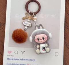 labubuグッズ　大人気ラブブキーホルダー ぽんぽん付き 茶色　即購入⭕️のサムネイル
