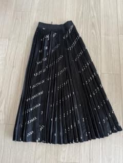 も*も様 BALENCIAGA ロゴ プリーツスカート ブラック S も*も様 BALENCIAGA ロゴ プリーツスカート ブラック S - メルカリ