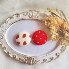 ハンドメイド ストロベリー柄＆ドット柄 マグネット 2個セットのサムネイル