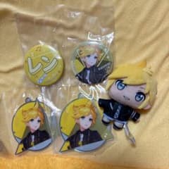 鏡音レン 缶バッジキーホルダーぬいぐるみ付き - メルカリ