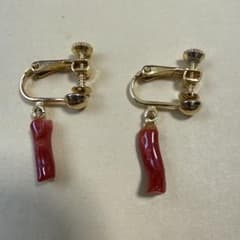 美品　天然赤珊瑚 イヤリング ゴールドカラー ネジバネ式のサムネイル