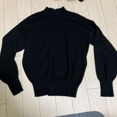 黒いハイネックセーター パールボタン付きのサムネイル