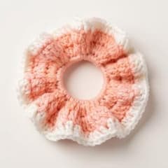 ハンドメイド かぎ針編み シュシュ ピンク×ホワイトのサムネイル