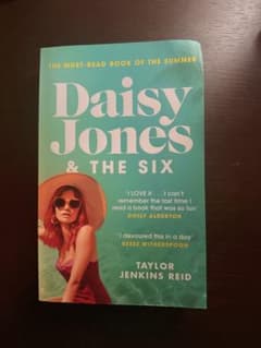 Daisy Jones & The Six 洋書 ペーパーバックのサムネイル