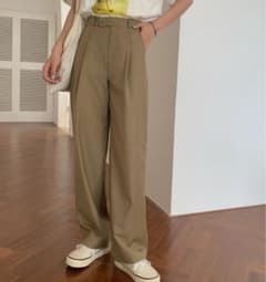 ベージュ ワイドパンツのサムネイル