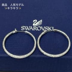 スワロフスキー フープピアス 箱付き 美品 キラキラ - メルカリ