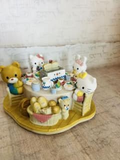 希少】サンリオ ハローキティ みんなで朝ごはん ジオラマ風 貯金箱