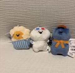 다음날 발송 가능 문구와 함께 영화관 마스코트 키 체인 3점 세트
